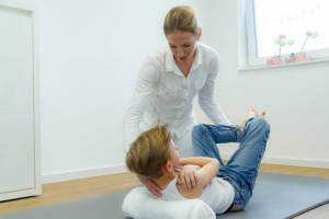 Anke Reismann macht INPP Übungen mit einem Kind